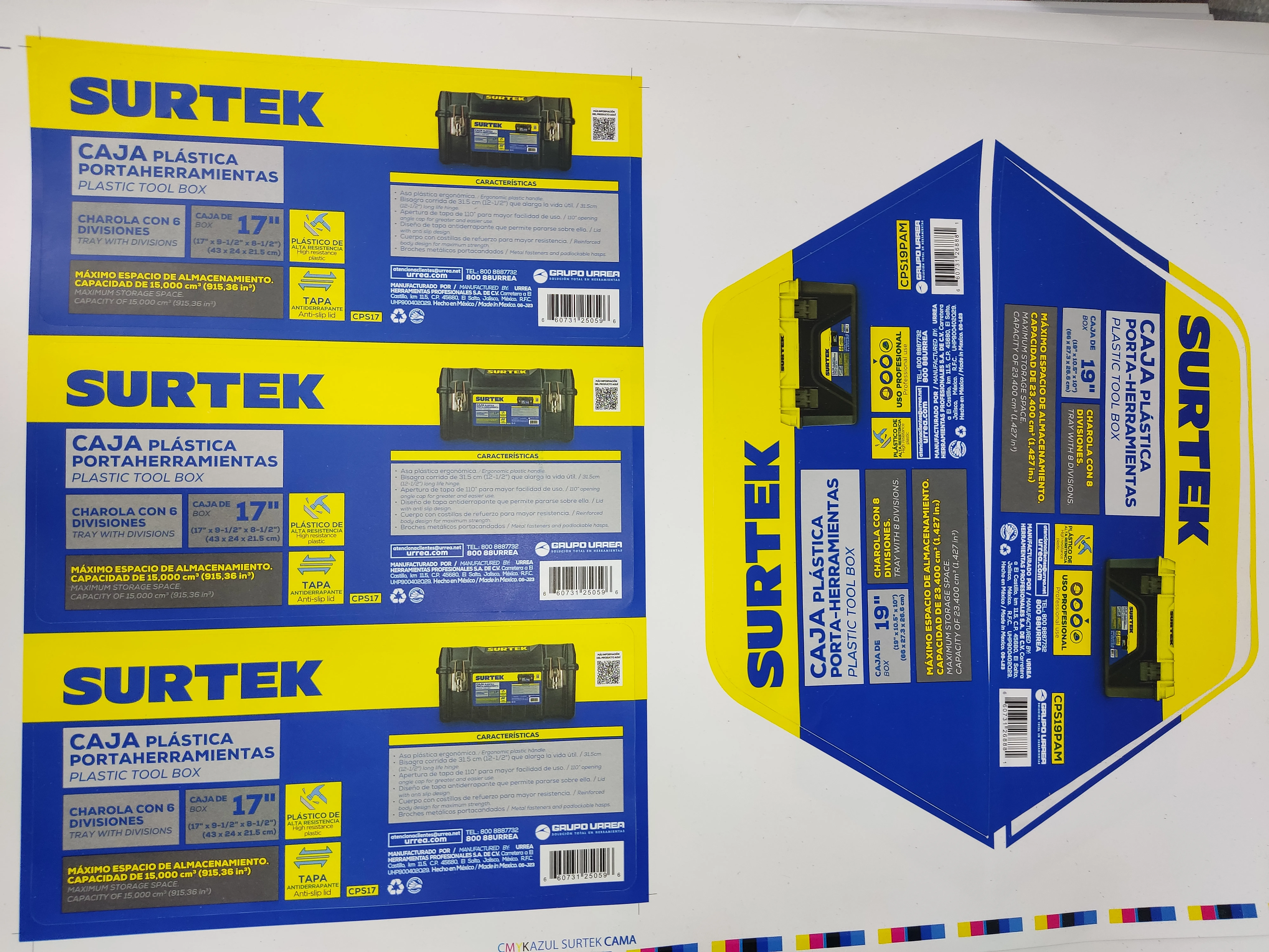 Fotografía de etiquetas en forma de rectángulo y trapecio color azul rey con amarillo y gris claro.